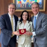 marcia-conrado-recebe-selo-ouro-da-alfabetizacao-das-maos-de-ministro