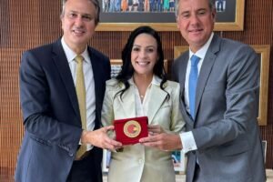 marcia-conrado-recebe-selo-ouro-da-alfabetizacao-das-maos-de-ministro