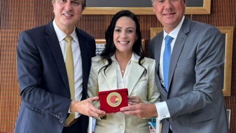 marcia-conrado-recebe-selo-ouro-da-alfabetizacao-das-maos-de-ministro
