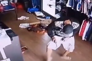 video:-ladrao-atira-na-propria-perna-durante-assalto-a-loja-de-roupas