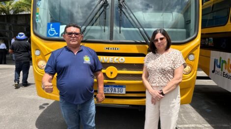 prefeito-de-iguaracy,-dr.-pedro-alves,-comemora-conquista-de-novo-onibus-escolar