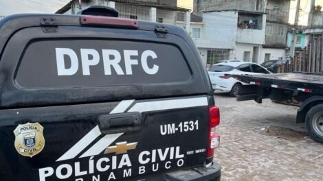 viatura-da-policia-civil-e-apedrejada-em-flores,-e-suspeito-e-preso-em-flagrante