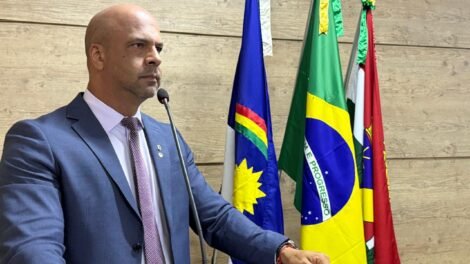 anderson-correia-na-mira-de-uma-cadeira-na-alepe