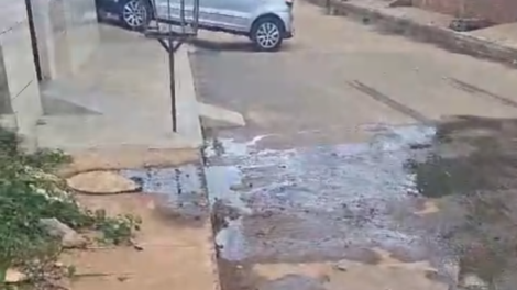 moradora-do-bairro-vila-bela-denuncia-esgoto-a-ceu-aberto-em-st