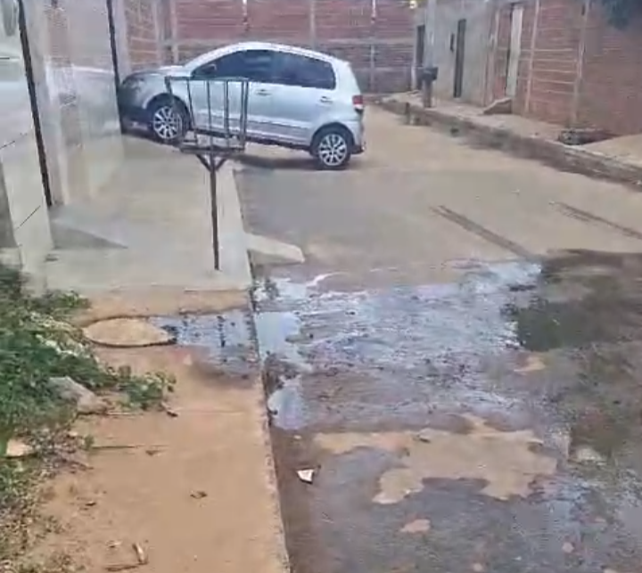 moradora-do-bairro-vila-bela-denuncia-esgoto-a-ceu-aberto-em-st