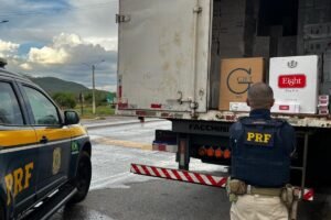 carga-de-30-mil-macos-de-cigarro-paraguaio-e-apreendida-em-serra-talhada