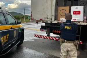 carga-de-30-mil-macos-de-cigarro-paraguaio-e-apreendida-em-serra-talhada