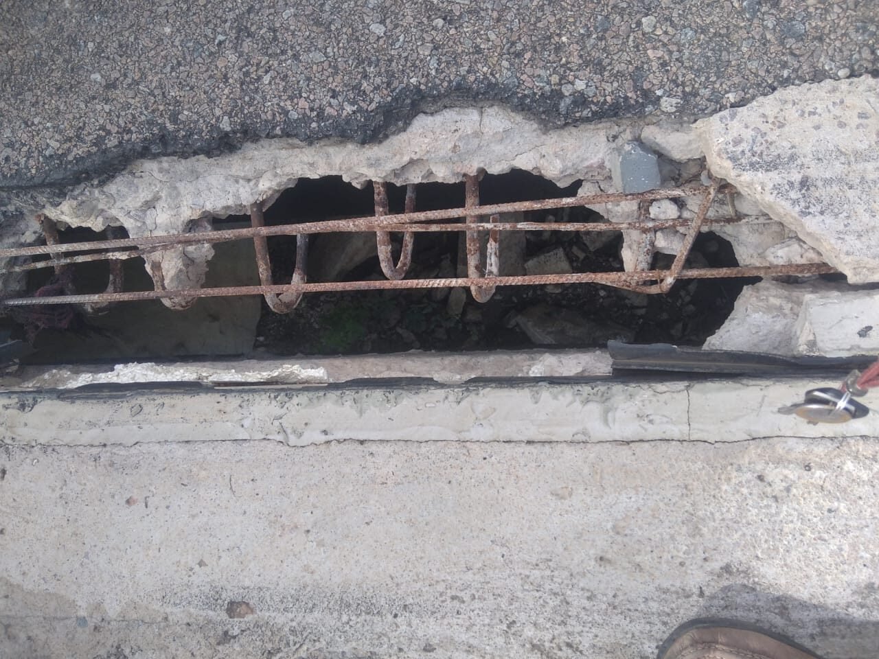 buraco-em-ponte-na-pe-390,-em-st,-coloca-vidas-em-risco,-diz-leitor