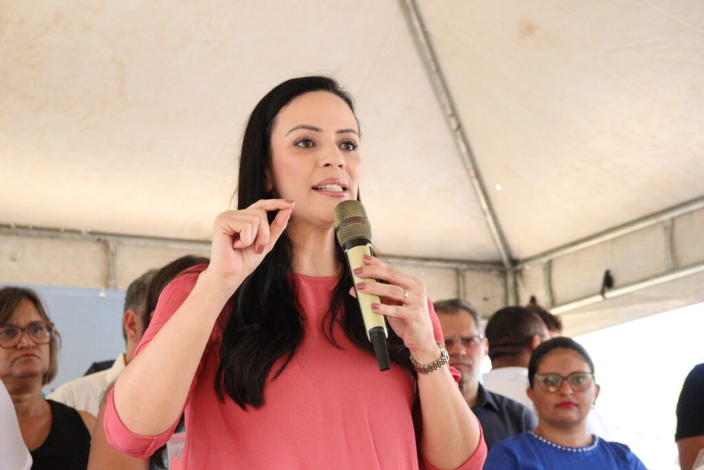 marcia-diz-que-material-distribuido-e-melhor-que-da-escola-privada-em-st