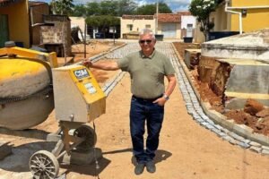 quixaba:-prefeito-ze-pretinho-visita-obra-de-pavimentacao-da-euzebia