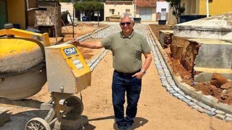 quixaba:-prefeito-ze-pretinho-visita-obra-de-pavimentacao-da-euzebia