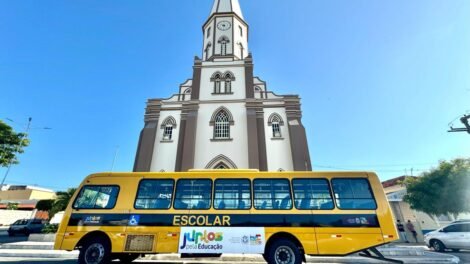 itapetim:-aline-karina-entrega-onibus-escolar