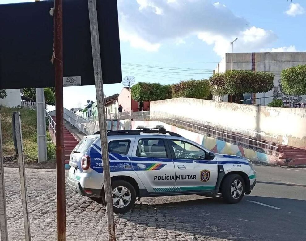 policia-estoura-boca-de-fumo-em-carnaiba