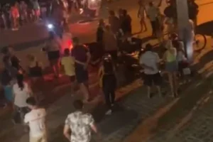 multidao-invade-carro-da-policia-e-lincha-suspeito-de-assassinar-crianca-de-2-anos-em-tabira