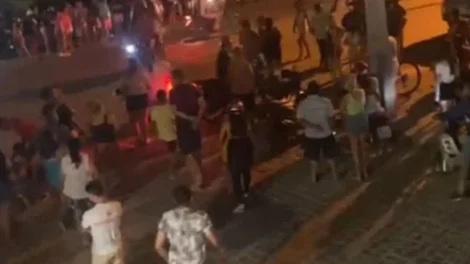 multidao-invade-carro-da-policia-e-lincha-suspeito-de-assassinar-crianca-de-2-anos-em-tabira