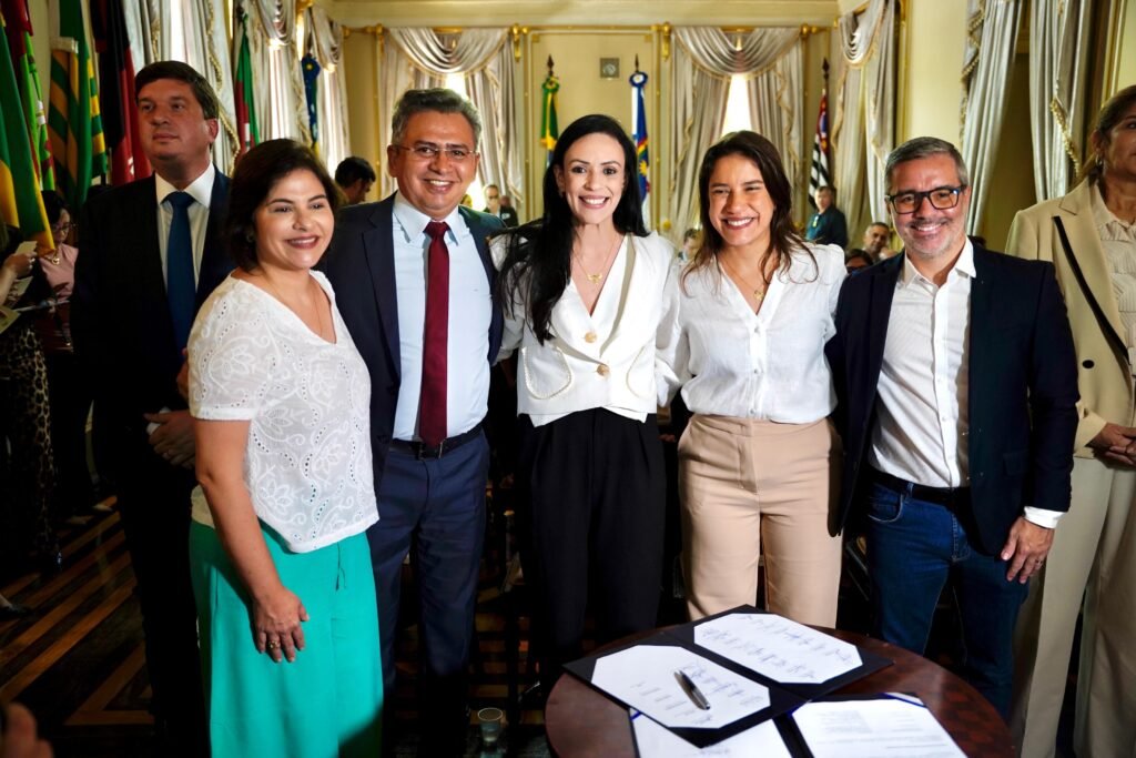 marcia-assina-ordem-de-servico-para-construcao-de-2-novas-creches-em-st