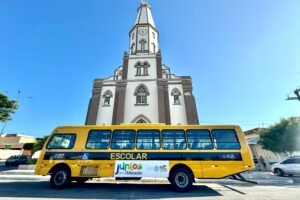 prefeita-aline-karina-entrega-onibus-0km-para-fortalecer-o-transporte-escolar-em-itapetim