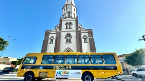 prefeita-aline-karina-entrega-onibus-0km-para-fortalecer-o-transporte-escolar-em-itapetim