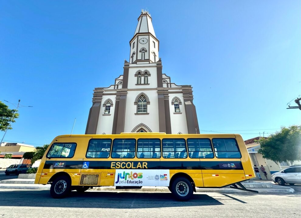 prefeita-aline-karina-entrega-onibus-0km-para-fortalecer-o-transporte-escolar-em-itapetim