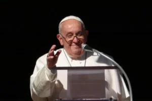 guarda-suica-se-prepara-para-funeral-do-papa-francisco,-que-enfrenta-pneumonia-grave