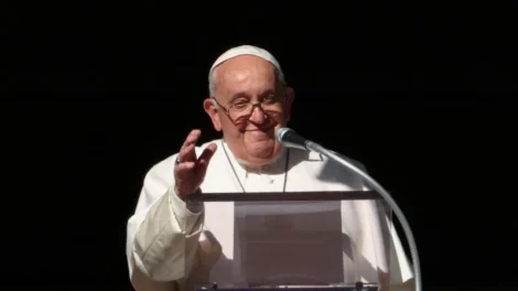 guarda-suica-se-prepara-para-funeral-do-papa-francisco,-que-enfrenta-pneumonia-grave