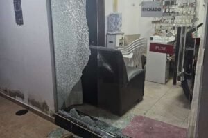 vandalo-destroi-vidraca-de-salao-em-carnaiba