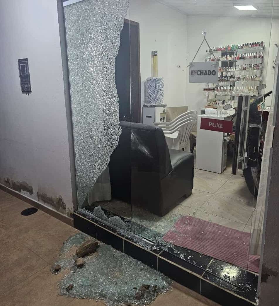 vandalo-destroi-vidraca-de-salao-em-carnaiba