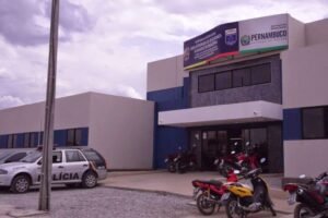 dupla-assalta-sacolao-em-afogados-da-ingazeira.-ladroes-levam-celular-e-dinheiro