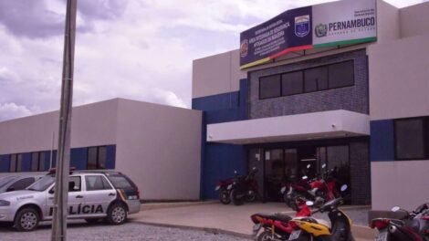 dupla-assalta-sacolao-em-afogados-da-ingazeira.-ladroes-levam-celular-e-dinheiro