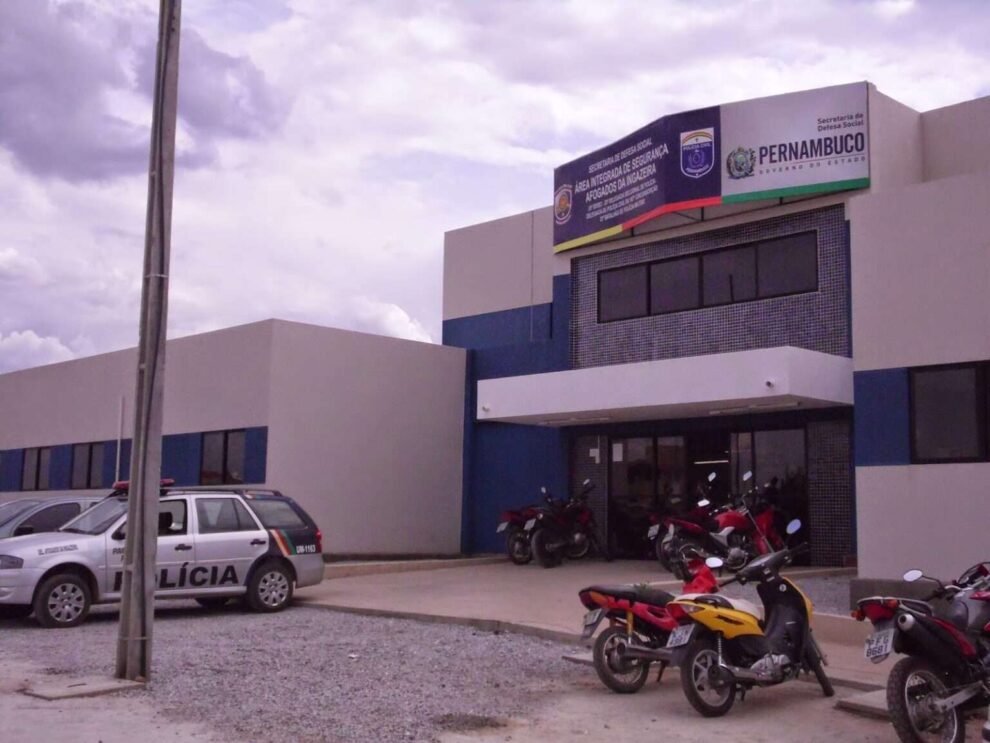 dupla-assalta-sacolao-em-afogados-da-ingazeira.-ladroes-levam-celular-e-dinheiro