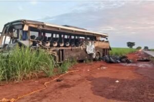 acidente-entre-caminhao-e-onibus-com-universitarios-deixa-12-mortos-em-rodovia-no-interior-de-sp