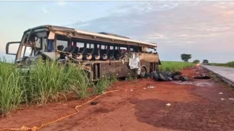 acidente-entre-caminhao-e-onibus-com-universitarios-deixa-12-mortos-em-rodovia-no-interior-de-sp
