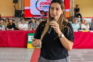 aline-karina-participa-de-jornada-pedagogica,-apresenta-fardamento-e-kits-escolares