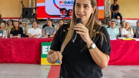 aline-karina-participa-de-jornada-pedagogica,-apresenta-fardamento-e-kits-escolares