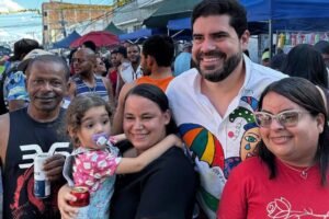 tonynho-rodrigues-marca-presenca-no-bloco-pe-de-galo-e-mira-campanha-para-deputado