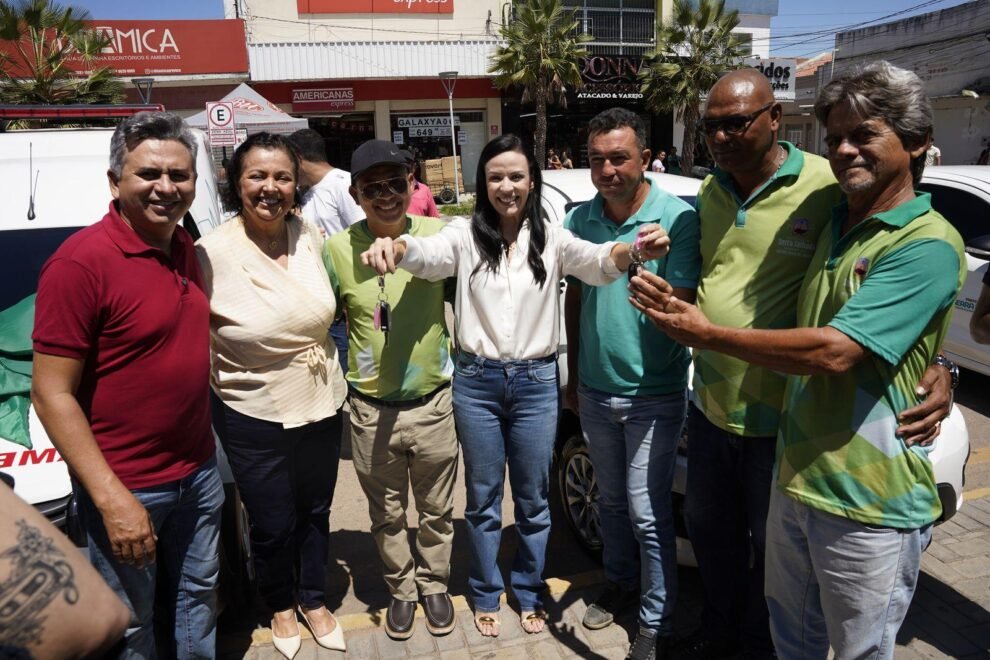 marcia-abre-semana-com-entrega-de-veiculos-com-apoio-a-saude-e-educacao