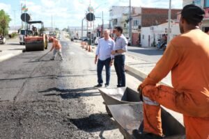 flavio-marques-acompanha-obras-de-requalificacao-asfaltica-da-pe-304-na-entrada-de-tabira