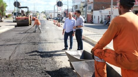 flavio-marques-acompanha-obras-de-requalificacao-asfaltica-da-pe-304-na-entrada-de-tabira