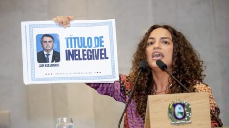 “inelegivel,-golpista-e-chefe-de-organizacao-criminosa”-diz-rosa-amorim-sobre-bolsonaro