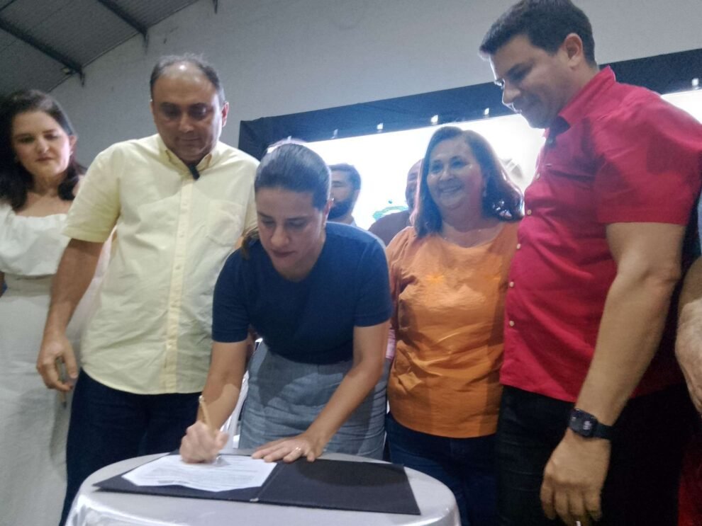 ao-lado-de-raquel-lyra,-ilma-valerio-participa-do-lancamento-do-programa-paa-leite-em-carnaiba