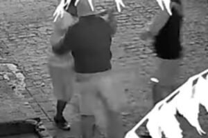 cameras-de-seguranca-flagram-acao-de-dupla-contra-idoso-de-80-anos-no-centro-de-flores