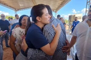 o-caloroso-abraco-da-governadora-raquel-lyra-no-vereador-carnaibano-neudo-da-ita