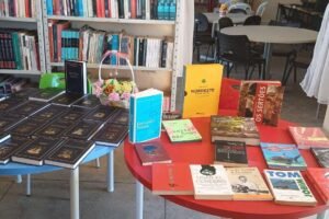 escritor-carnaibano-doa-43-livros-para-a-biblioteca-maria-salome-veloso,-de-carnaiba