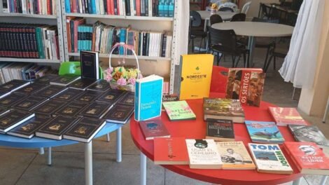 escritor-carnaibano-doa-43-livros-para-a-biblioteca-maria-salome-veloso,-de-carnaiba