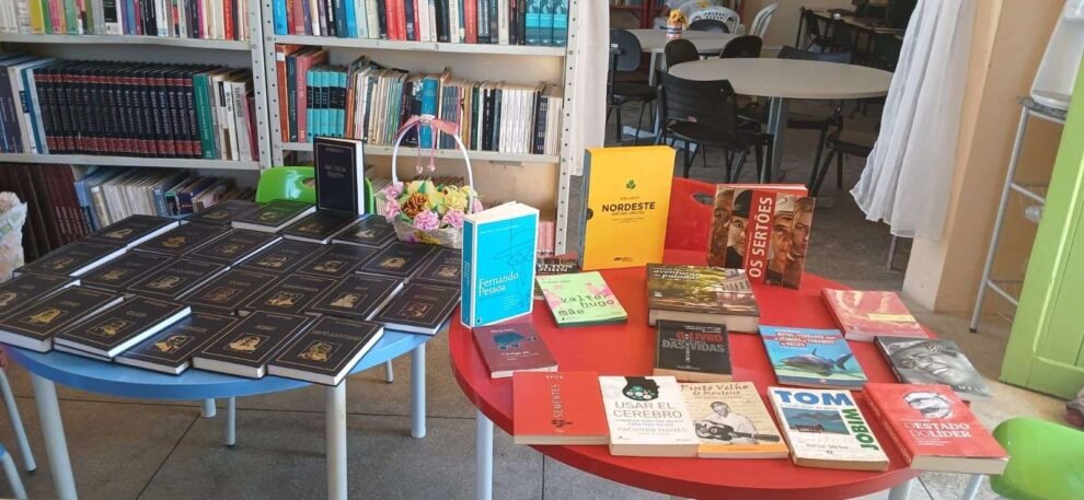 escritor-carnaibano-doa-43-livros-para-a-biblioteca-maria-salome-veloso,-de-carnaiba