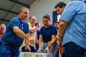 ao-lado-de-wamberg-gomes,-raquel-lyra-retoma-paa-do-leite-em-carnaiba