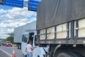 engavetamento-entre-reboque,-carreta-e-van-deixa-tres-feridos-na-br-232-em-st