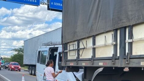 engavetamento-entre-reboque,-carreta-e-van-deixa-3-feridos-na-br-232-em-st