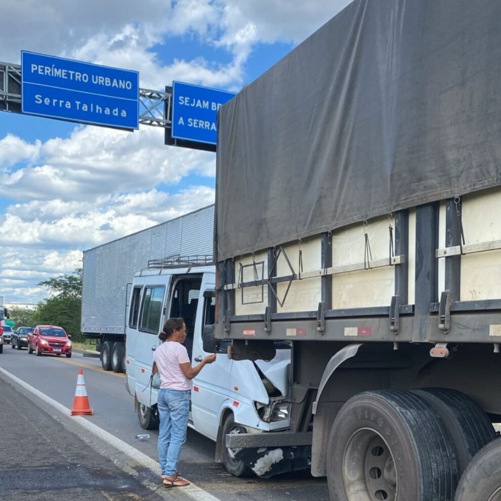 engavetamento-entre-reboque,-carreta-e-van-deixa-3-feridos-na-br-232-em-st