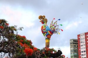 de-pe-na-ponte-duarte-coelho,-galo-gigante-abre-alas-para-o-carnaval-de-pernambuco